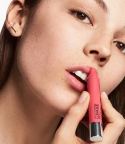 Clinique Chubby Stick Moisturizing Lip Colour Balm - Graped-up -Cosmeticawinkel 1039x1200 1