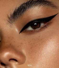 NIQA - Liquid Eyeliner Nightfall - Cat Eye Look - Vegan & Halal 10 NIQA - Liquid Eyeliner Nightfall - Cat Eye Look - Vegan & Halal -Cosmeticawinkel 1050x1200 7