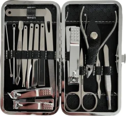Medies - Luxe Manicureset 16 Delig Met Lederen Luxe Etui | Pedicure Set | Manicure Etui | Manicure Sets | Pedicure Sets | Nagelverzorging | Nagelknippers | Comedonlepels | Nagelvijl | Nagelriemknipper | Teennageltang | Nagelschaar | RVS -Cosmeticawinkel 1200x1114 1