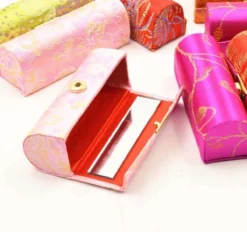 Merkloos Lippenstift Houder - Lippenstiftdoosje - Lipstick Houder - Met Spiegel - Random Kleur - Bonte Kleur