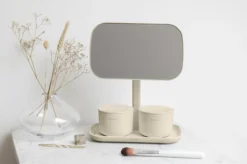 Brabantia ReNew Make-up Spiegel - Met Accessoireschaal - Soft Beige -Cosmeticawinkel 1200x799 10