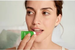 Weleda Skin Food Lip Balm 8 Weleda Skin Food Lip Balm -Cosmeticawinkel 1200x810 1