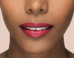 L'Oréal Paris X Isabel Marant Lippenstift - Limited Edition - 05 Pigalle Western - Rood -Cosmeticawinkel 1200x941 1