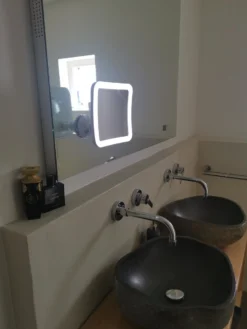 Vergroot Make Up En Scheer Spiegel Met LED Verlichting Vierkant - 10x Vegroting En Natuurlijk Licht Voor Cosmetica/Scheren/Epileren - 360° Graden Verstelbare Zuignap En Wandbevestiging -Cosmeticawinkel 900x1200 20